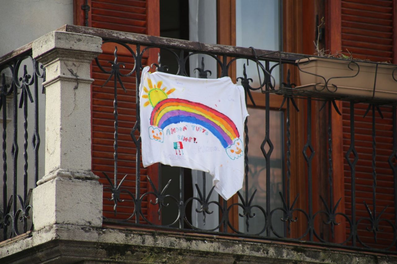 Coronavirus, arcobaleni e flash-mob contro la paura