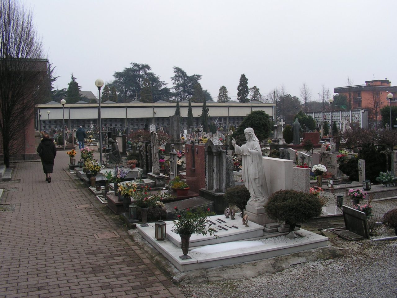 Coronavirus: il sindaco di Agrate chiude anche i cimiteri