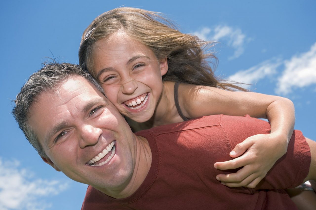 Mandaci la foto con gli auguri a papà, avrai un regalo indimenticabile