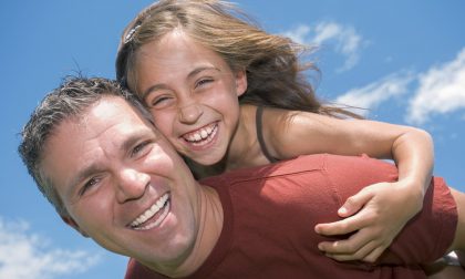 Mandaci la foto con gli auguri a papà, avrai un regalo indimenticabile