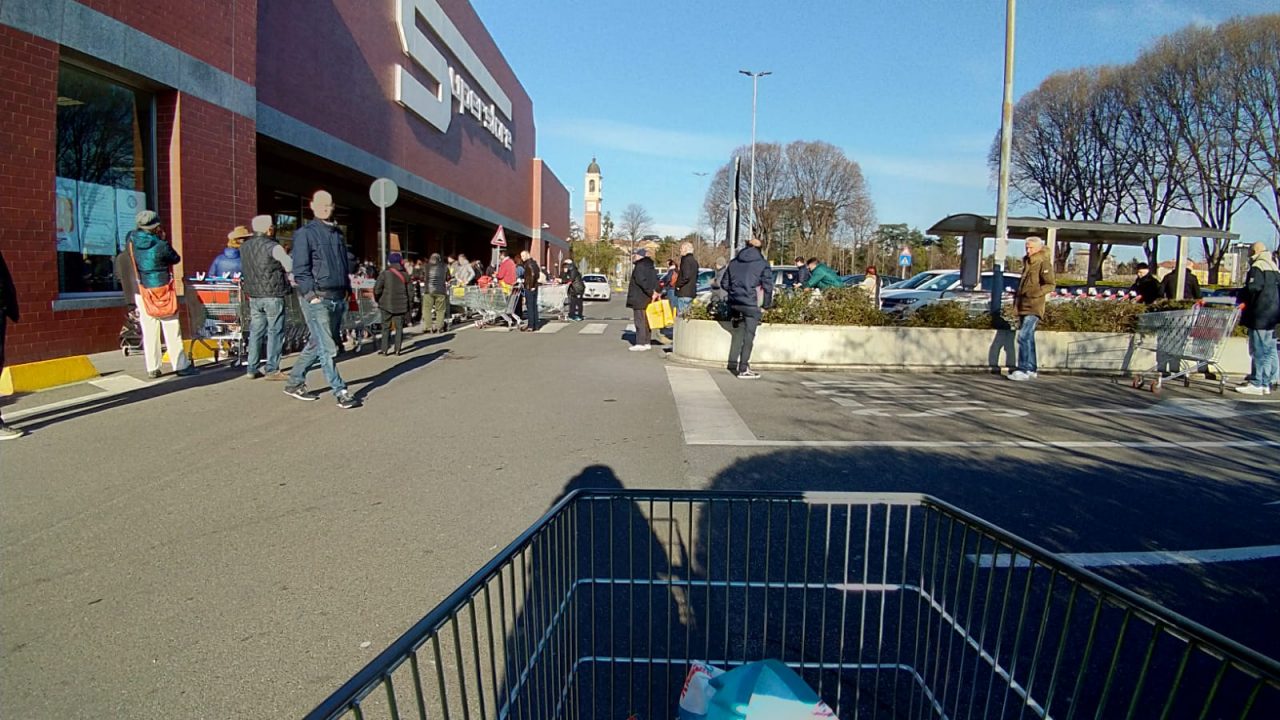 Aggredisce i commessi per entrare al super, arriva la Polizia