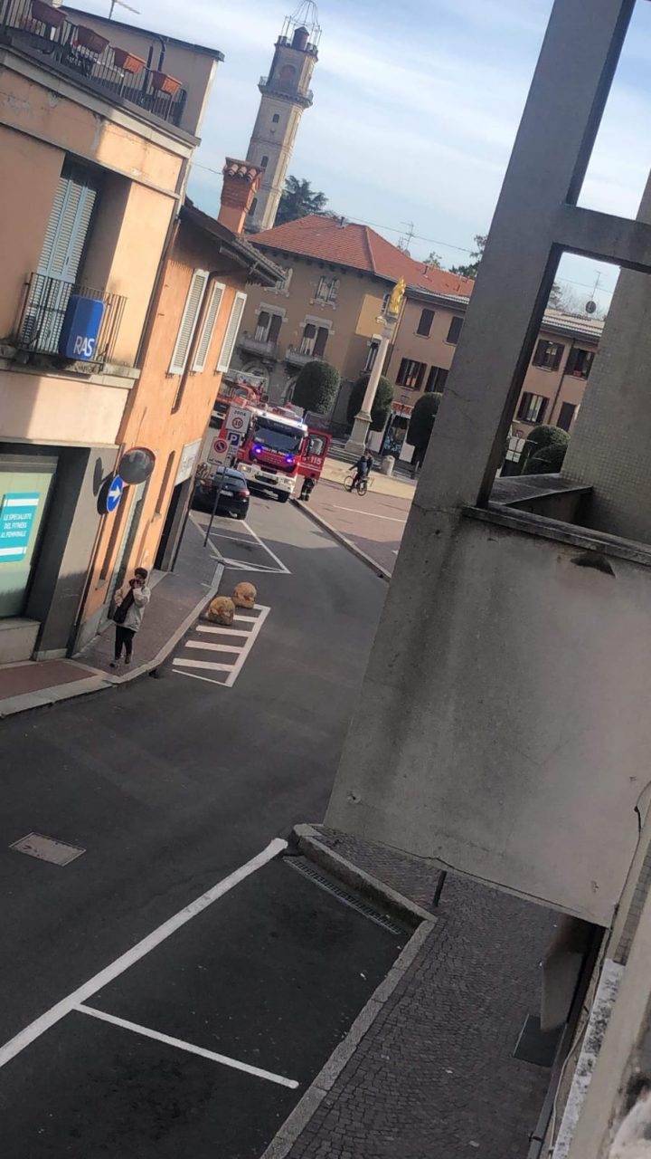 Incendio fuori dalla pasticceria a Giussano