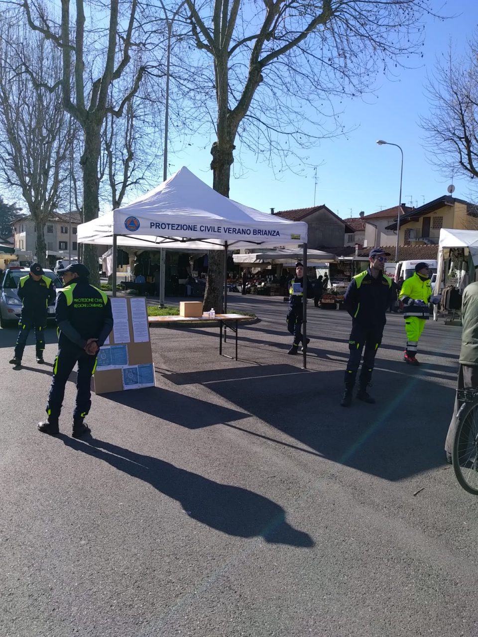 Verano, i volontari della Protezione civile fanno informazione al mercato