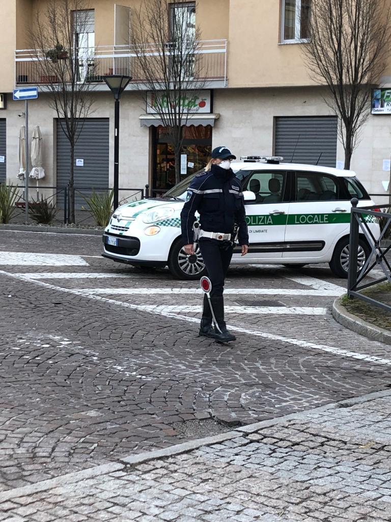 Offende la Polizia Locale, denunciato commerciante