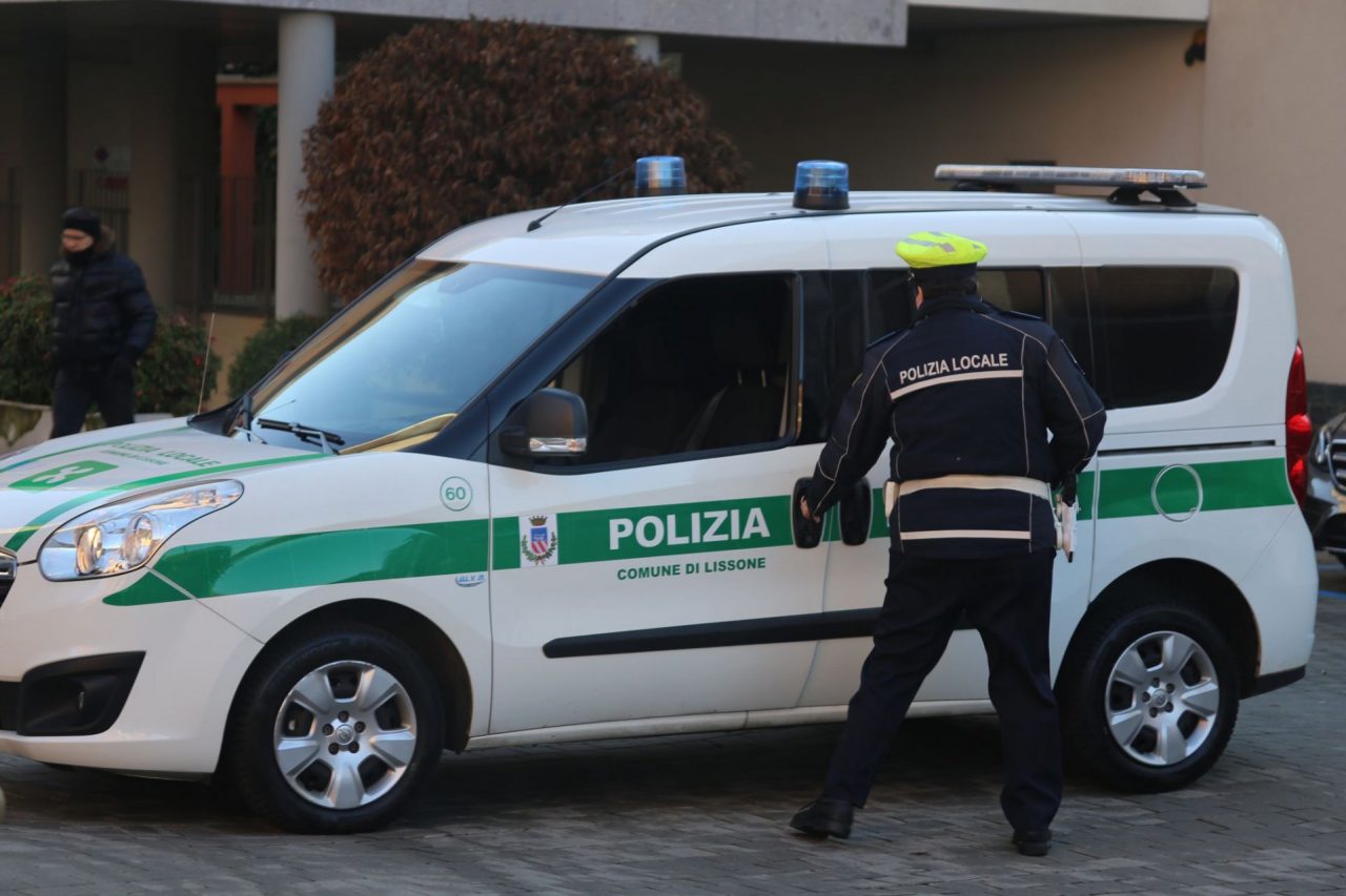 Coronavirus, Polizia locale lungo le strade della città VIDEO