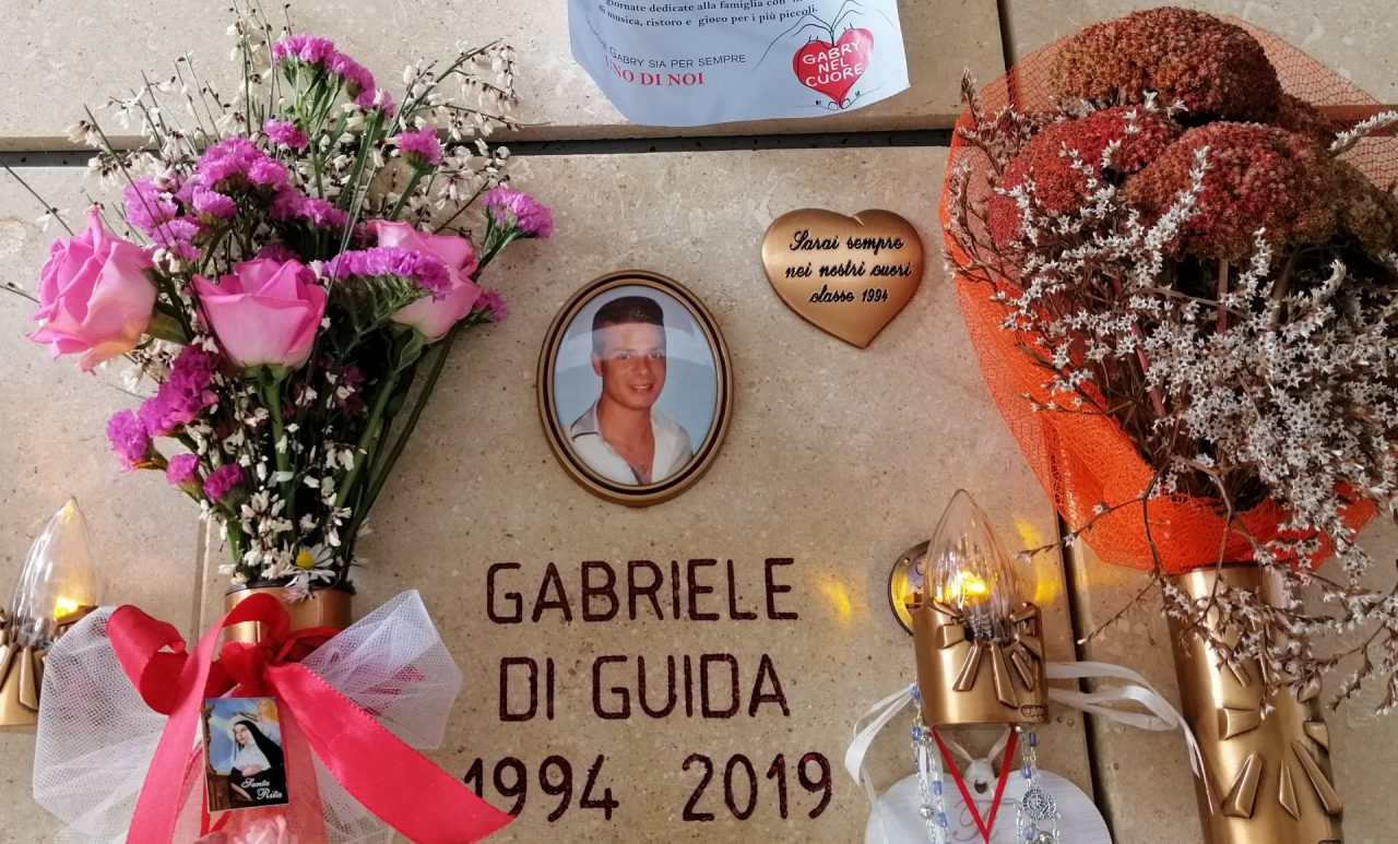 Ladri senza cuore sulla tomba di Gabriele