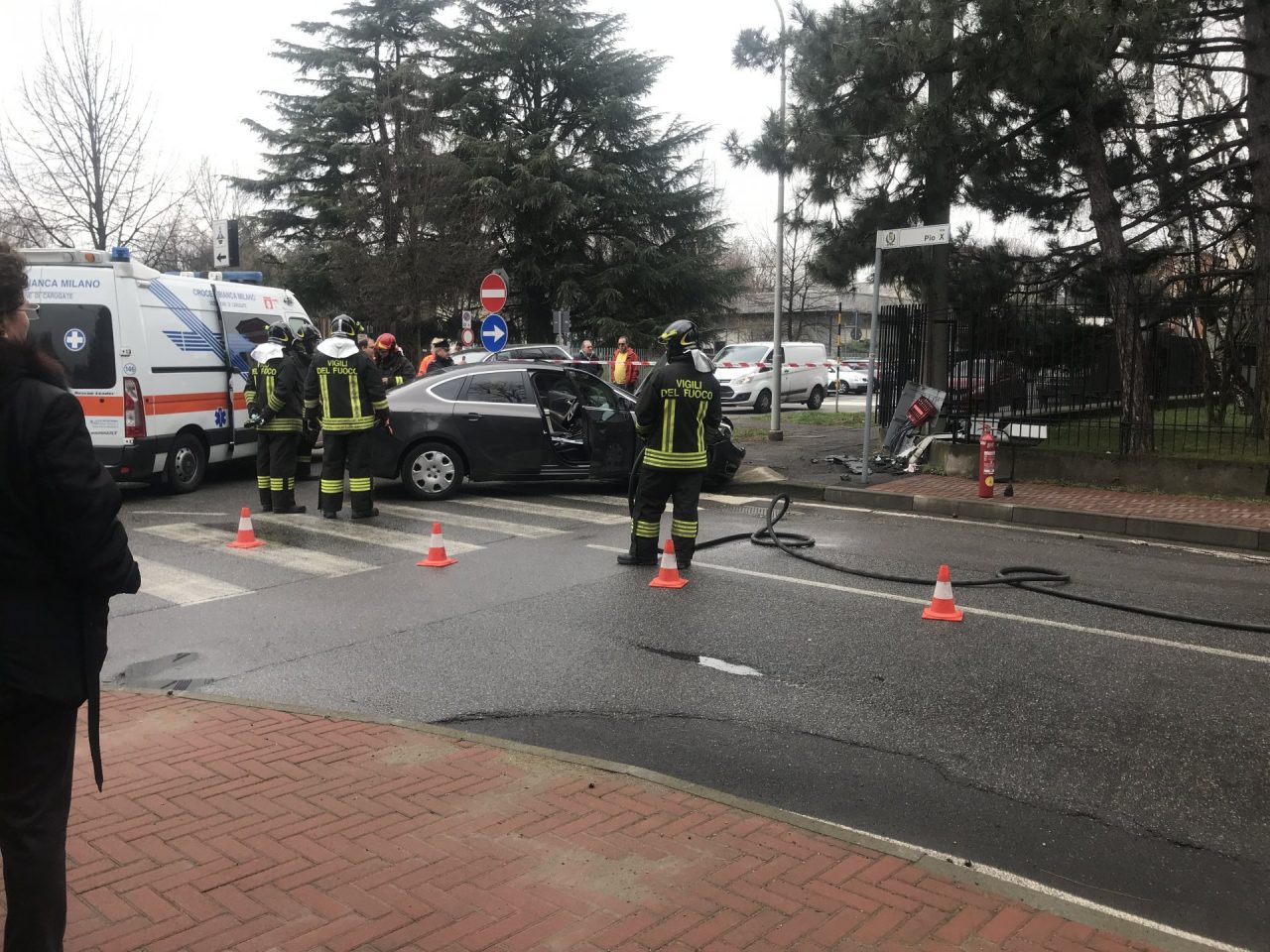 Perde il controllo, auto si schianta contro una recinzione FOTO