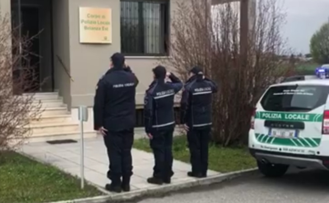 Il corpo di Polizia locale Brianza Est rende onore alle persone uccise dal Covid-19