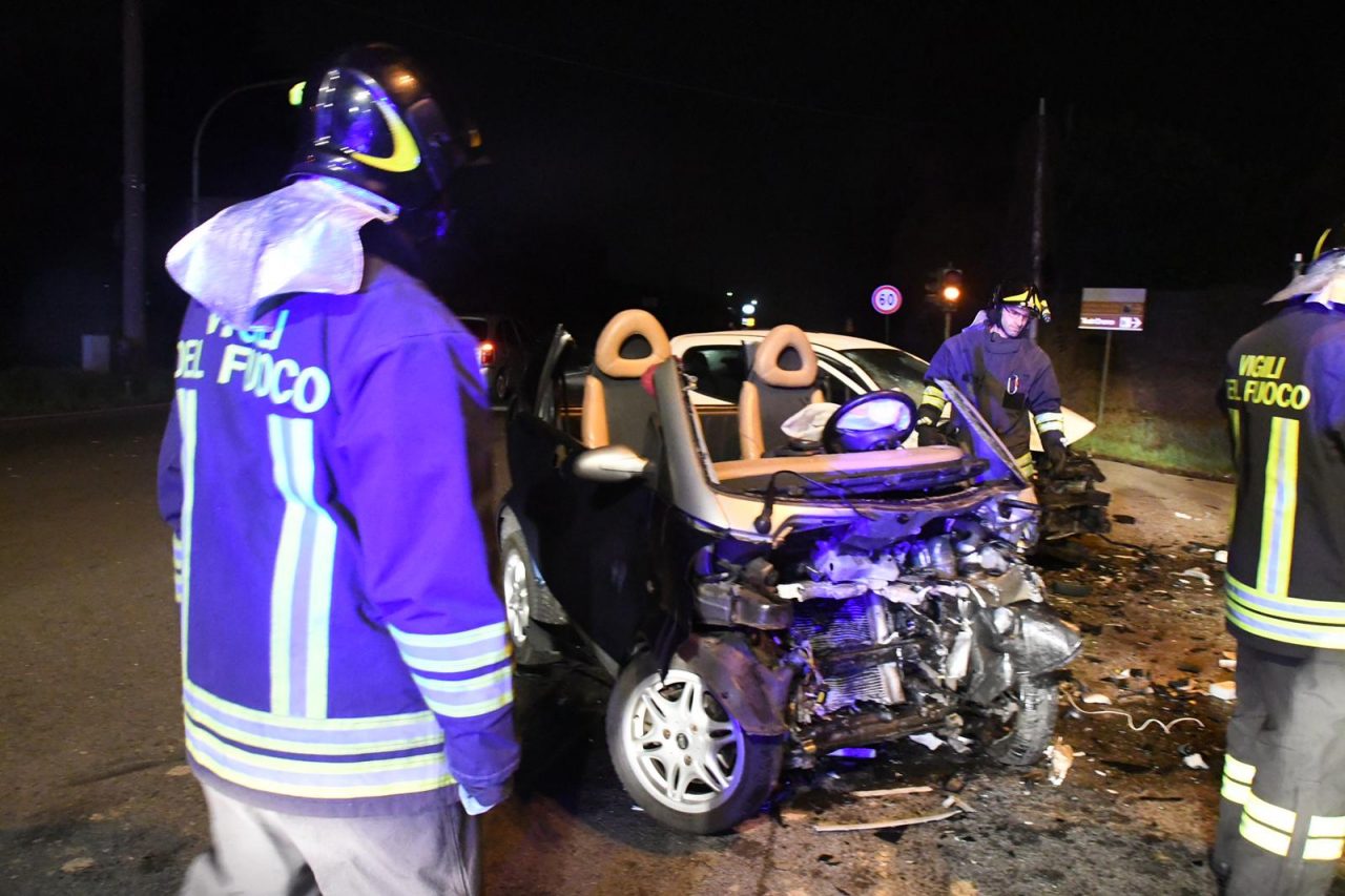 Scontro frontale tra due auto, tre feriti VIDEO E FOTO
