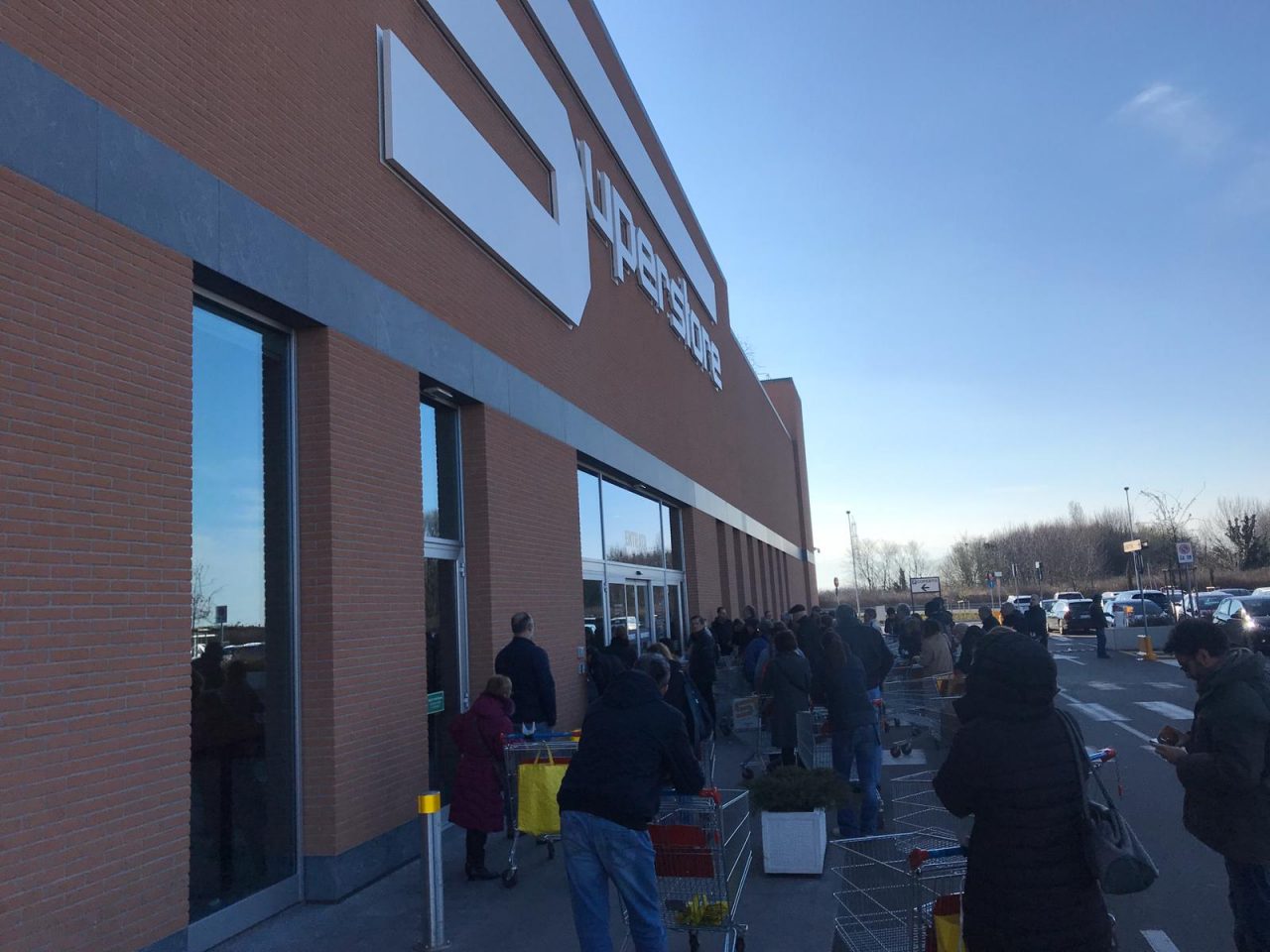 Supermercati presi d’assalto dalle prime ore della mattina