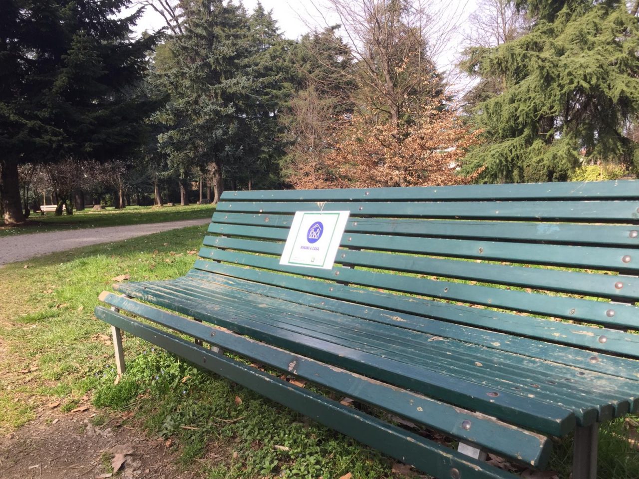 Coronavirus: “Non sederti sulle panchine, rimani a casa”