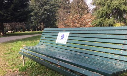 Coronavirus: "Non sederti sulle panchine, rimani a casa"