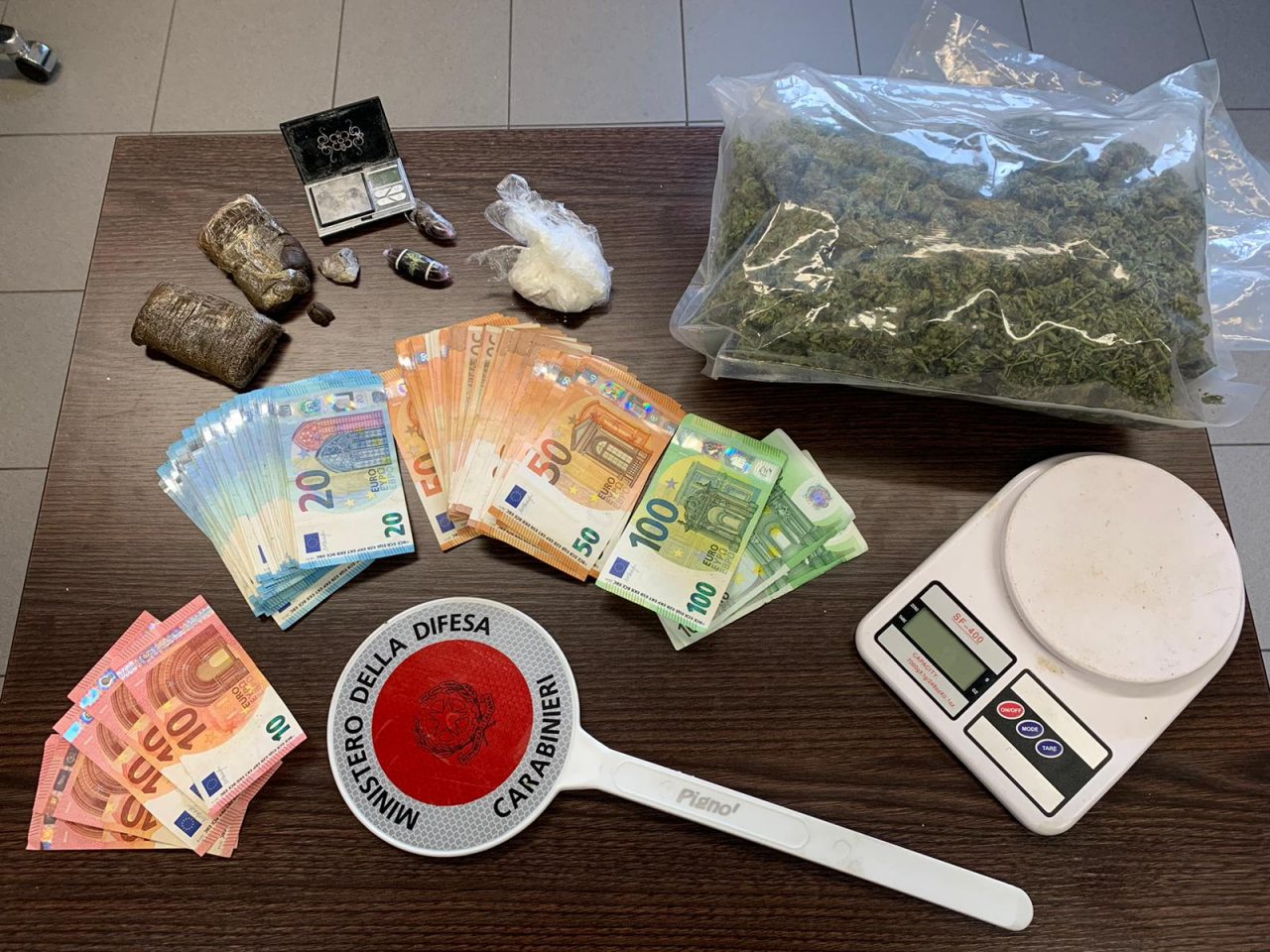 Arrestato spacciatore con cocaina e 4mila euro in casa