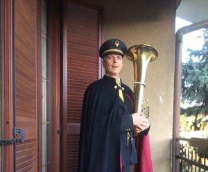 Coronavirus, il bandista suona “O mia bela Madunina” dal balcone: i vicini applaudono VIDEO