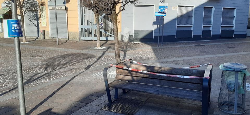Panchine “sigillate” per evitare contatti troppo stretti