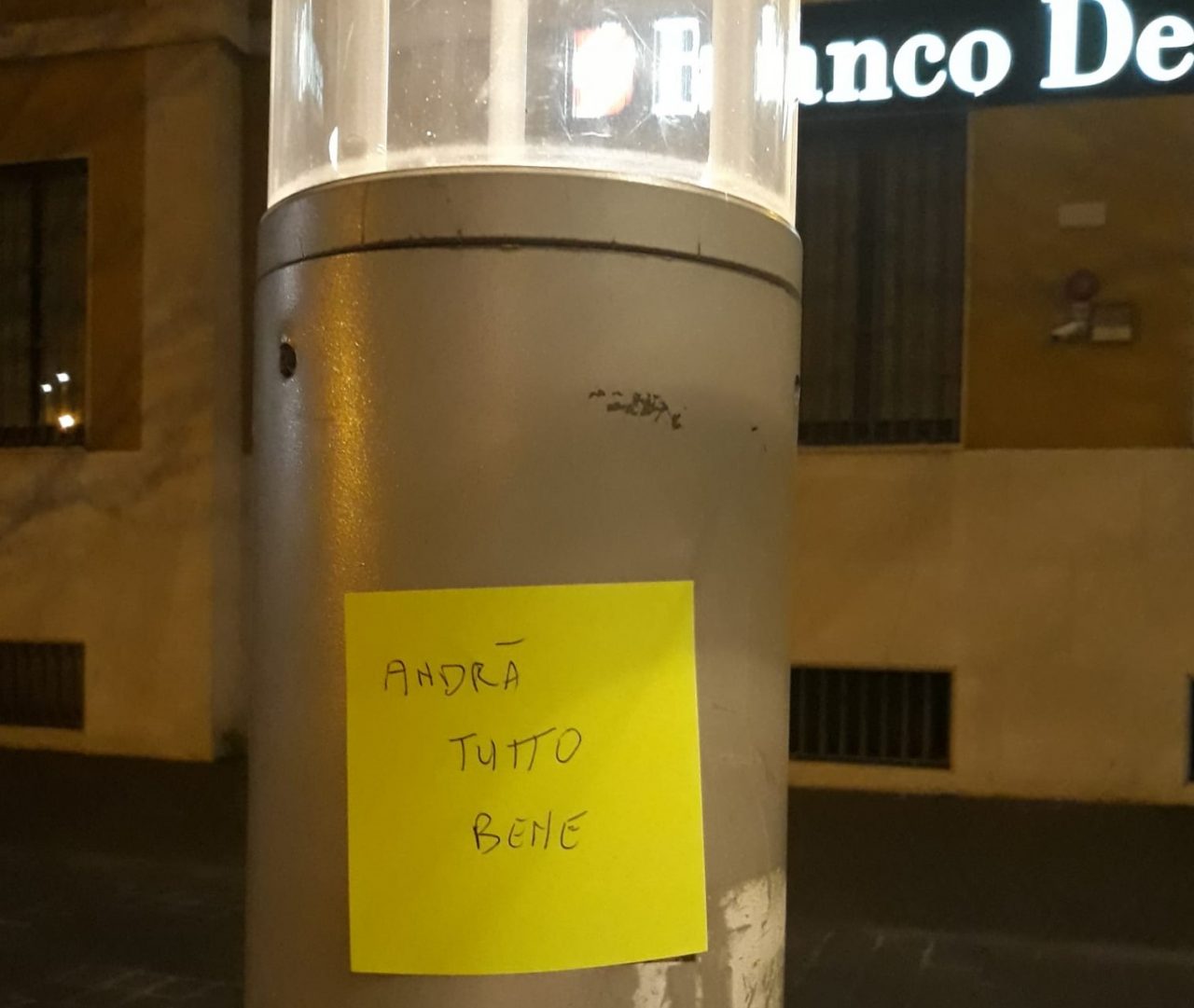 Coronavirus, “Andrà tutto bene”: cartelli appesi nelle vie della città
