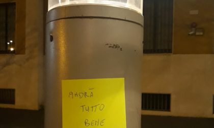 Coronavirus, "Andrà tutto bene": cartelli appesi nelle vie della città