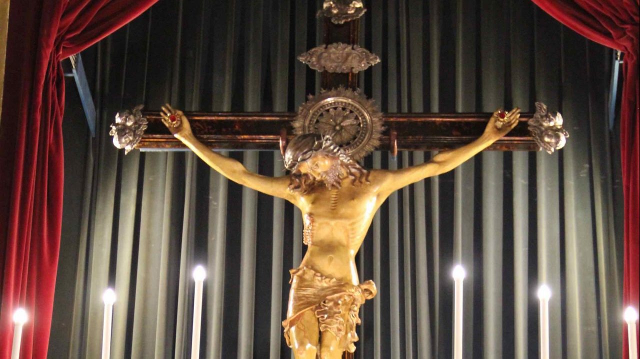 Sindaco e parroco in processione contro il Coronavirus