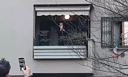 Canta sul balcone per intrattenere i vicini - IL VIDEO