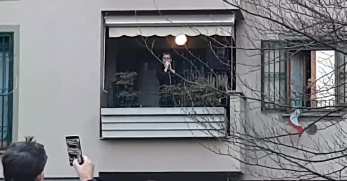 Canta sul balcone per intrattenere i vicini – IL VIDEO