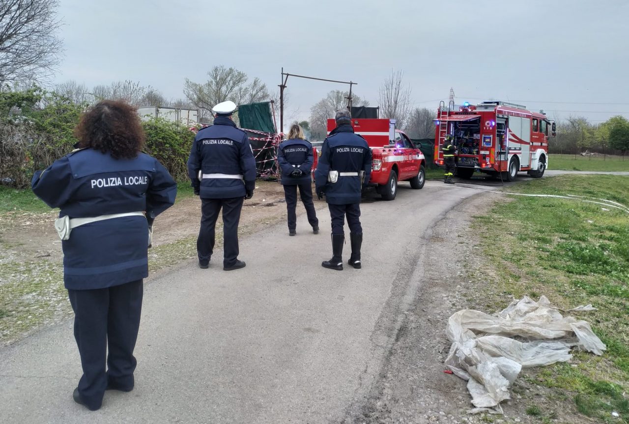 Incendio nell’ex campo nomadi appena sgomberato  FOTO E VIDEO