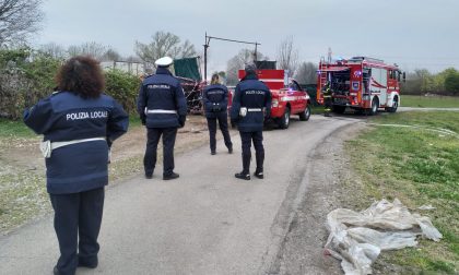 Incendio nell'ex campo nomadi appena sgomberato  FOTO E VIDEO