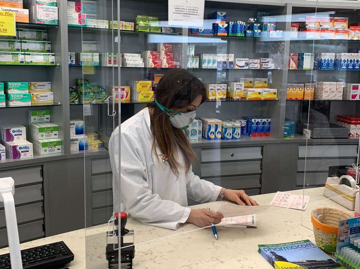 Covid-19, vetri di sicurezza nelle farmacie comunali