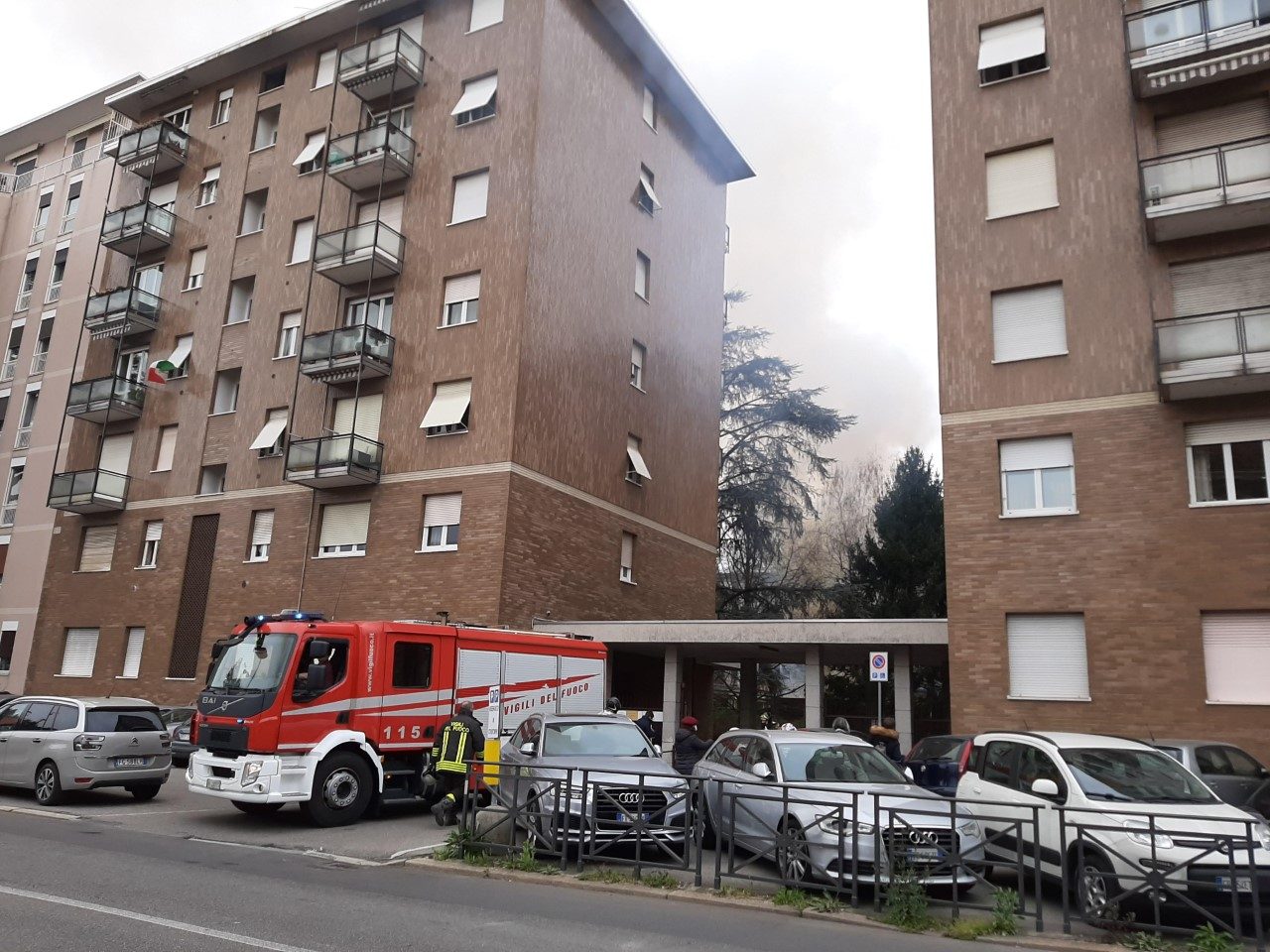 Incendio nel cortile di una villa: a fuoco il capanno degli attrezzi