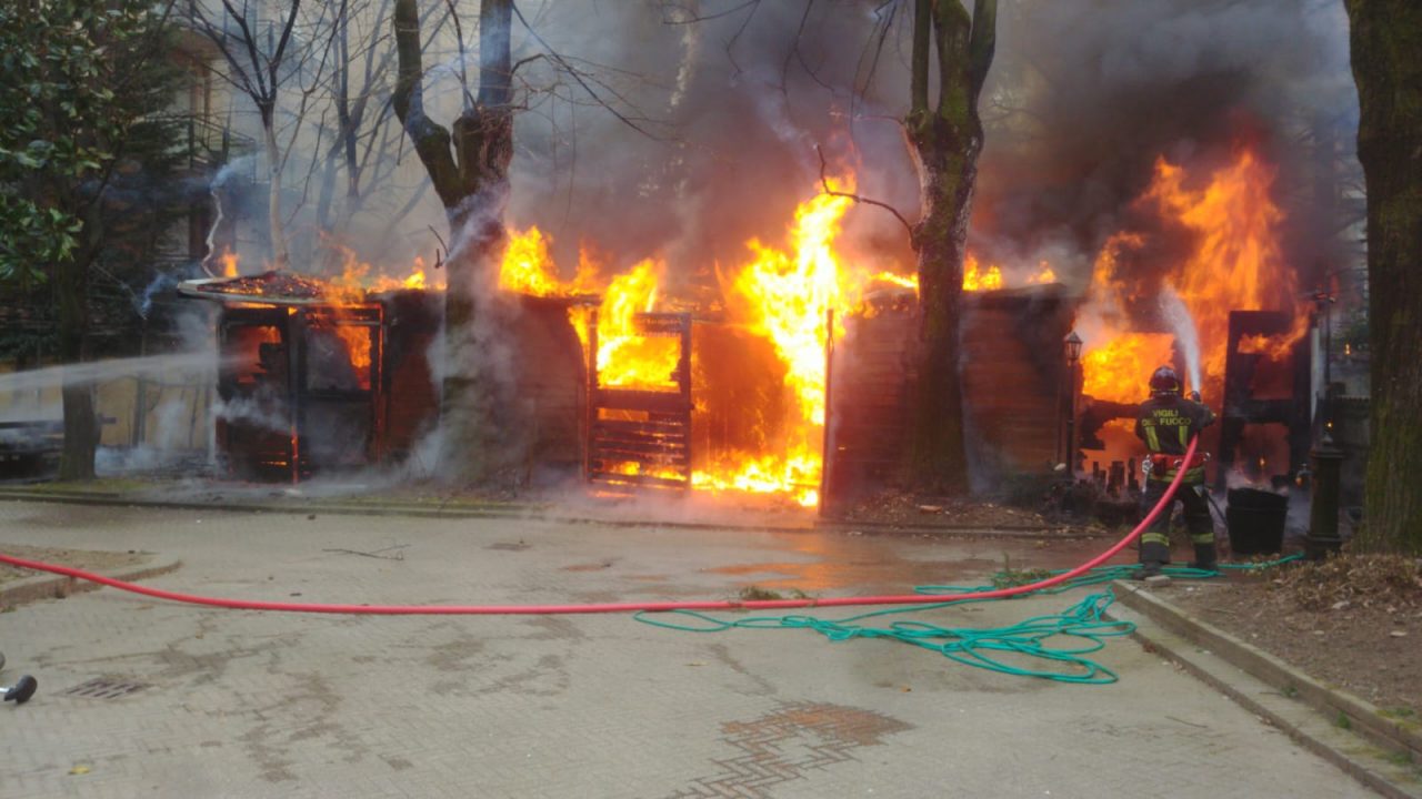 Incendio nella villa, il proprietario ringrazia i Vigili del fuoco: ” Siete i nostri angeli custodi”