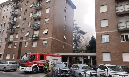 Incendio nel cortile di una villa: a fuoco il capanno degli attrezzi