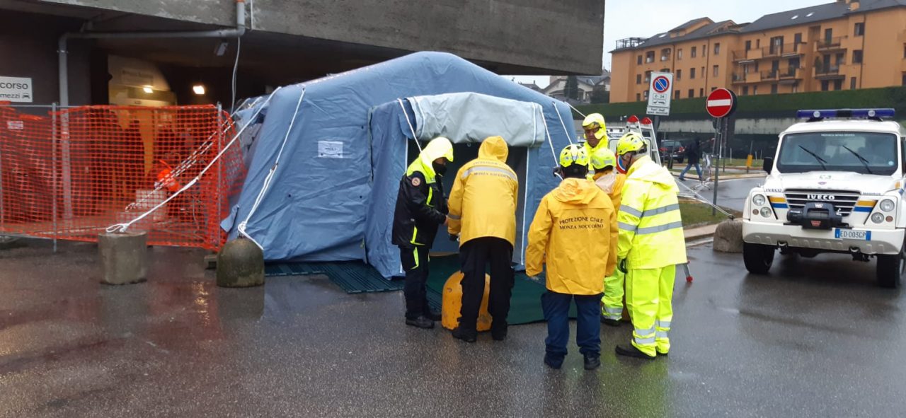 Una tenda della Protezione Civile per il pretriage all’Ospedale San Gerardo