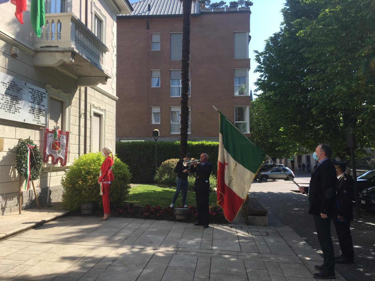 25 Aprile a Lentate: il sindaco depone la corona d’alloro, i bambini in video cantano “Siam pronti alla vita” FOTO E VIDEO
