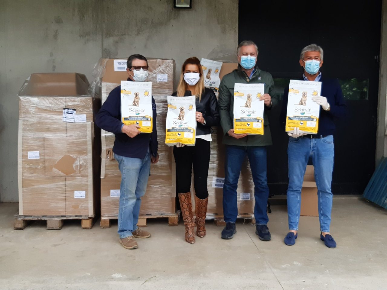 Oltre una tonnellata di cibo per cani in dono all’Enpa di Monza