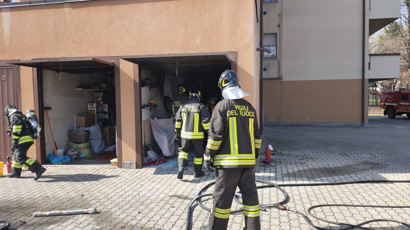 Lentate, incendio in un box in via Cristoforo Colombo