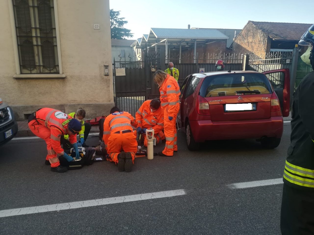 Si sente male e si schianta con l’auto contro un cancello FOTO
