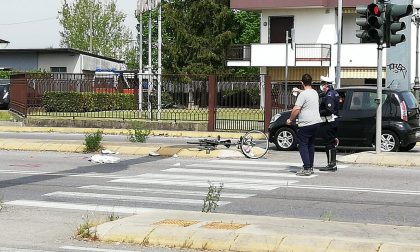 Ciclista investito da un camion, è gravissimo VIDEO E FOTO