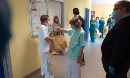 Preparano il pranzo di Pasqua per medici, volontari e Forze dell'Ordine