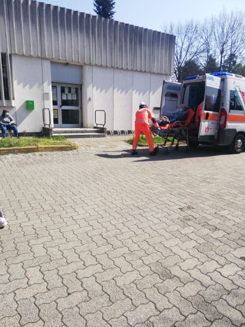 Giussano: malore in posta, soccorsa una anziana