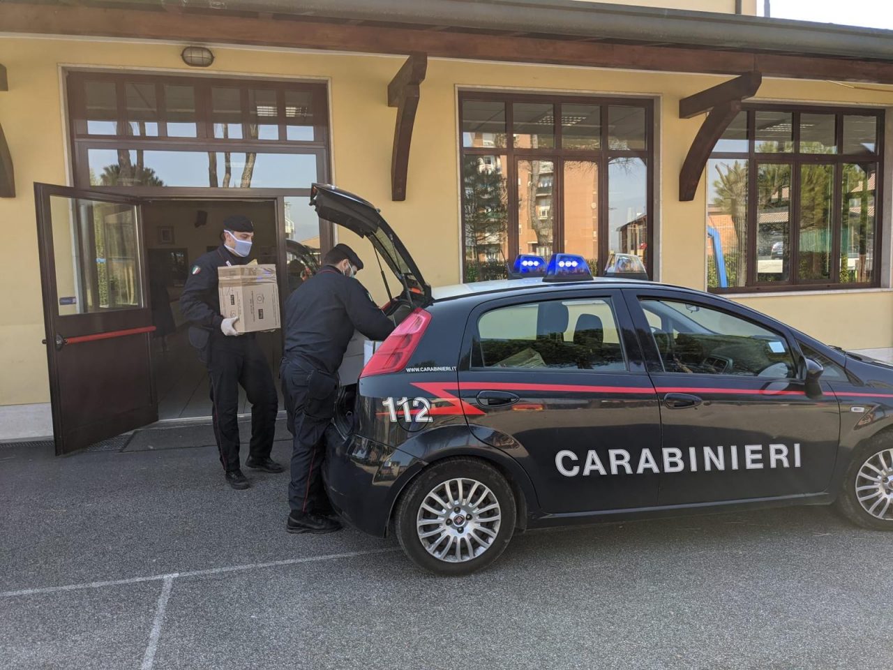 I carabinieri di Besana aiutano la Caritas