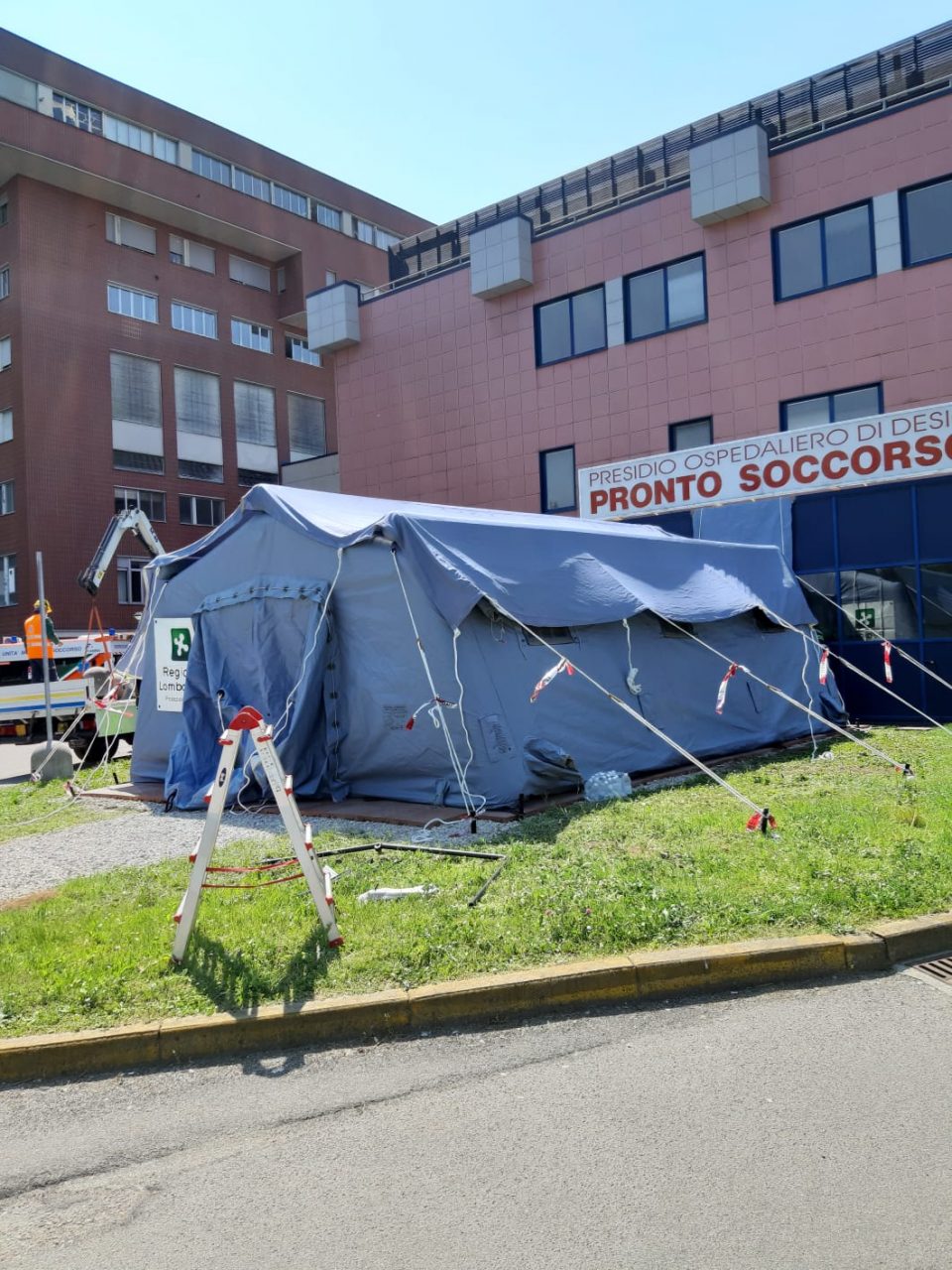 Anche al Pronto Soccorso di Desio una tenda pretriage montata dalla Protezione Civile