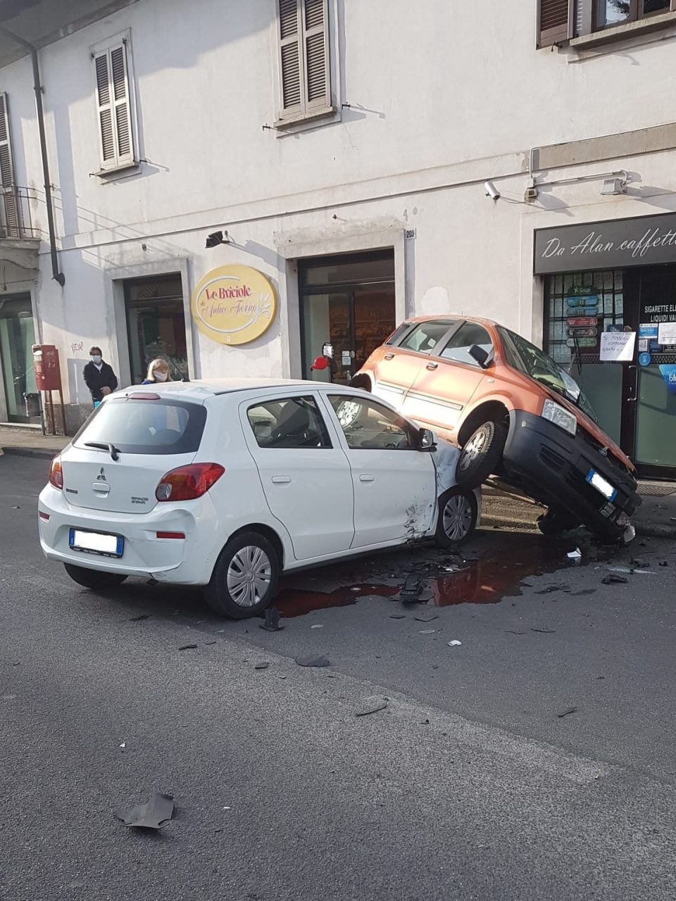 Infermiera si ribalta con l’auto dopo il turno di notte FOTO