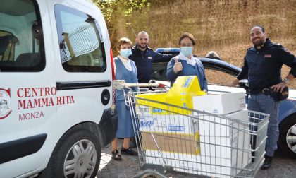 Per Pasqua la Polizia regala dolci ai bimbi del Mamma Rita