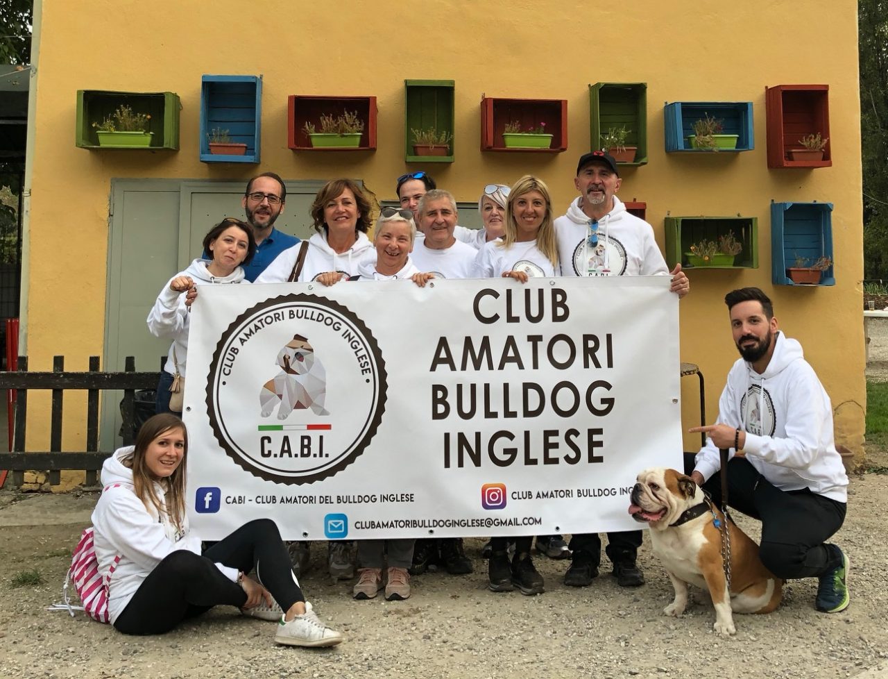 Il raduno dei bulldog di tutta Italia è social
