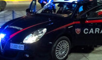 Sorpreso di notte a danneggiare auto in sosta e un ponticello, minaccia di morte i Carabinieri. Denunciato un 37enne