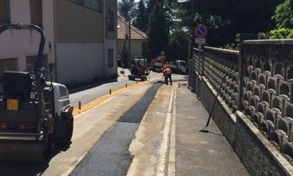 Tecnici al lavoro a Triuggio per rinnovare un tratto di linea dell’acquedotto