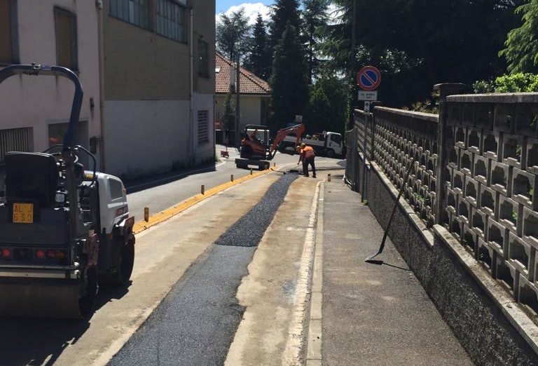 Tecnici al lavoro a Triuggio per rinnovare un tratto di linea dell’acquedotto
