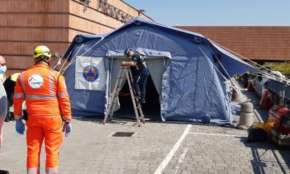 Nuove tende fuori dall'ospedale di Vimercate: sono 4 presidi medici avanzati FOTO