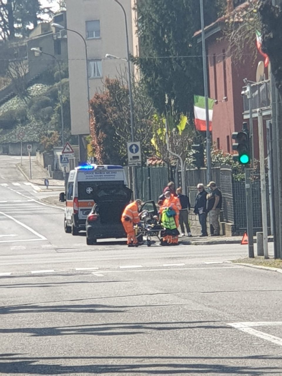 Barlassina, incidente con un’auto: postino in ospedale