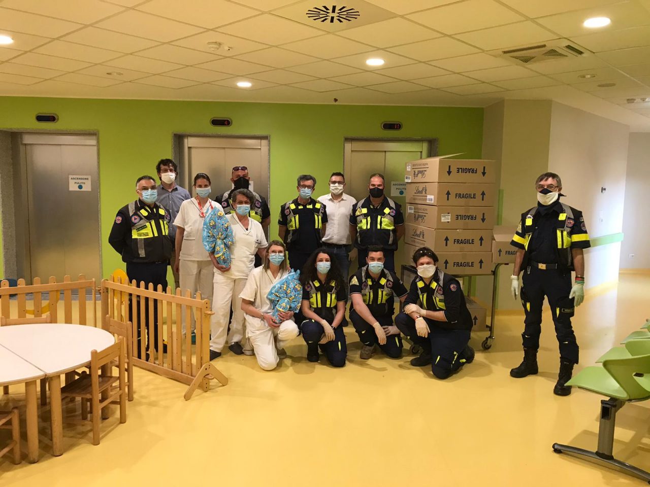 Agrate, il bellissimo omaggio pasquale della Protezione civile agli ospedali