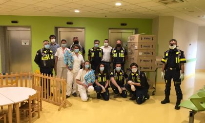 Agrate, il bellissimo omaggio pasquale della Protezione civile agli ospedali
